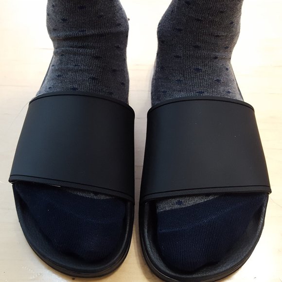 H&M Black Rubber Slide Sandals Mens SZ 9.5 -10.5 (Free socks) - Picture 1 of 3